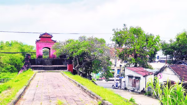 Một đoạn tường thành cổ Diên Khánh