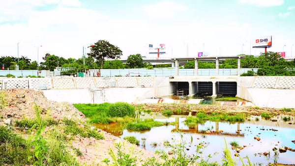 Tuyến cống thoát nước thuộc Dự án xây dựng tuyến mương Việt Hưng-Cầu Bây tại phường Long Biên, Hà Nội. (Ảnh BẢO LONG)