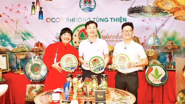 Chủ tịch Ủy ban nhân dân phường Tùng Thiện Nguyễn Viết Đạt (đứng giữa) trực tiếp livestream bán hàng.