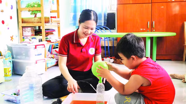 Cô giáo Phạm Thị Hương dạy kỹ năng xử lý tình huống cho trẻ tại Trung tâm Hỗ trợ phát triển giáo dục hòa nhập tỉnh Khánh Hòa.