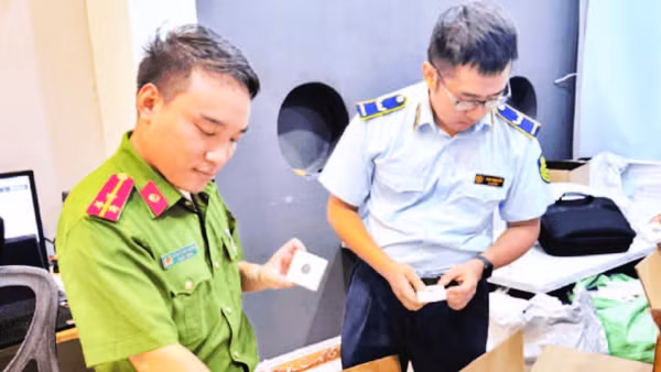 Lực lượng liên ngành kiểm tra hàng hóa có dấu hiệu xâm phạm quyền sở hữu trí tuệ.
