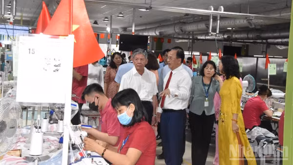 Đoàn công tác tham quan nhà máy may mặc của Công ty cổ phần Tex-Giang.