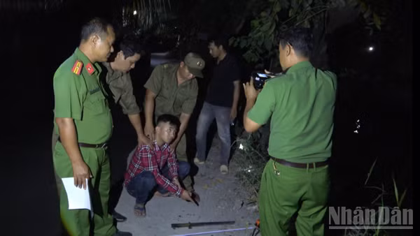 Một trong những đối tượng đã bị bắt giữ sau khi gây án.