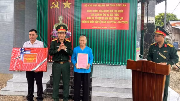 Đại tá Ksơr Lành, Phó Chính ủy Bộ Chỉ huy Quân sự tỉnh Đắk Lắk trao quyết định bàn giao nhà tình nghĩa và tặng quà cho gia đình ông Ma Đức Thắng.