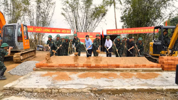 Các đồng chí lãnh đạo Quân khu 5 và lãnh đạo tỉnh Đắk Lắk động thổ xây dựng nhà cho nhân dân vùng xã, xã Hòa Thịnh.