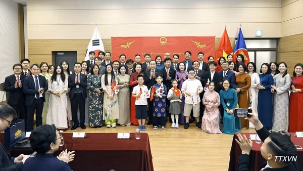 Trong chương trình thăm chính thức Hàn Quốc, chiều 6/9/2026, tại Seoul, Chủ tịch Quốc hội Trần Thanh Mẫn và Phu nhân cùng Đoàn đại biểu cấp cao Việt Nam gặp gỡ cán bộ Đại sứ quán và cộng đồng người Việt Nam tại Hàn Quốc. (Ảnh: Doãn Tấn/TTXVN)