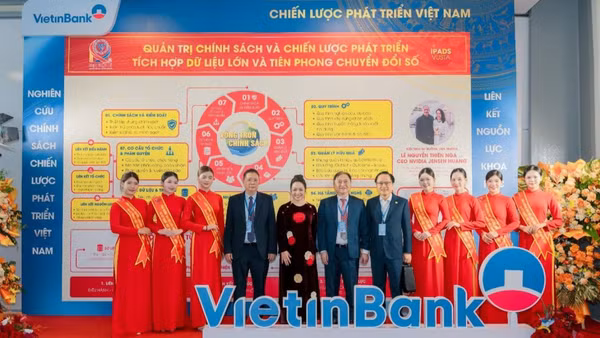 Các đại biểu tại mô hình nghiên cứu “Vòng tròn chính sách tích hợp dữ liệu lớn”. (Ảnh: Nhân vật cung cấp)