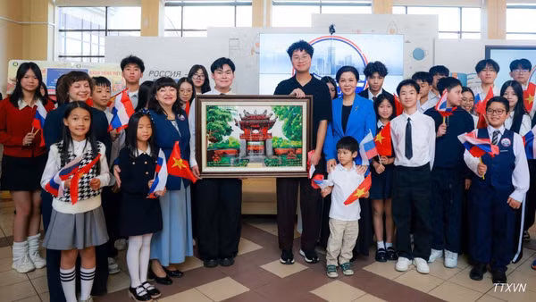 Bà Ngô Phương Ly, Phu nhân Tổng Bí thư, Chủ tịch nước Tô Lâm thăm Trường phổ thông số 1253. (Ảnh: Tâm Hằng/TTXVN)