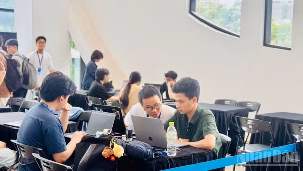 Các thí sinh trong một cuộc thi sáng tạo về AI, một trong các ngành đang hút nhân lực nhất hiện nay. (Ảnh: HNV)