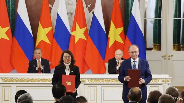 Tổng Bí thư, Chủ tịch nước Tô Lâm và Tổng thống Nga Vladimir Putin chứng kiến Lễ trao văn kiện hợp tác giữa hai nước. (Ảnh: Thống Nhất/TTXVN)