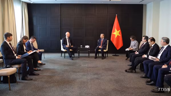 Tổng Bí thư, Chủ tịch nước Tô Lâm tiếp Tổng Giám đốc Quỹ Đầu tư trực tiếp Nga Kiril Dmitriev. (Ảnh: Thống Nhất/TTXVN)