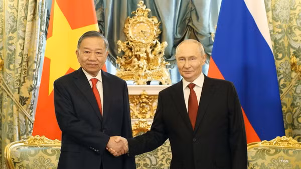 Tổng Bí thư, Chủ tịch nước Tô Lâm gặp hẹp Tổng thống Liên bang Nga Vladimir Putin. (Ảnh: Thống Nhất/TTXVN)