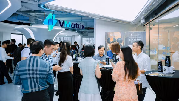 Tám tháng qua, bình quân một tháng có 25,8 nghìn doanh nghiệp thành lập mới và quay trở lại hoạt động. (Ảnh: VMatrix)