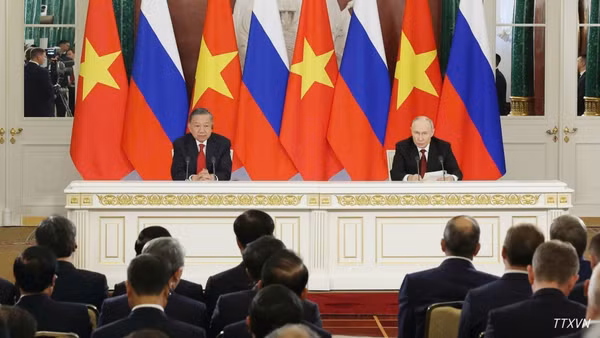 Tổng Bí thư, Chủ tịch nước Tô Lâm và Tổng thống Nga Vladimir Putin họp báo chung. (Ảnh: Thống Nhất/TTXVN)