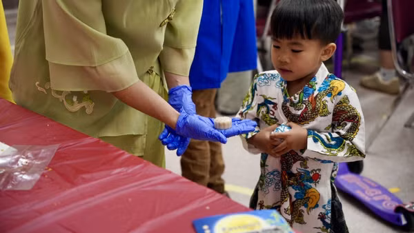 Với nhiều em nhỏ đây là lần đầu tiên được trải nghiệm tự làm bánh Trung thu. (Ảnh: Ban tổ chức)