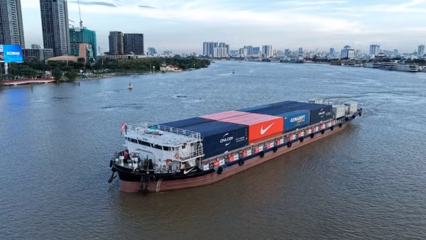 Tuyến sà lan điện đầu tiên dự kiến cắt giảm 778 tấn CO₂ mỗi năm khi đưa vào vận hành. (Ảnh: HOÀNG ANH)