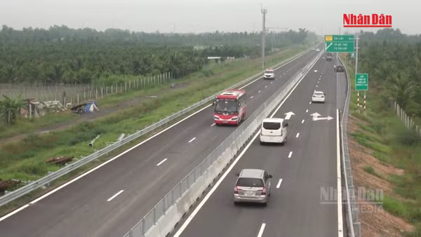 [Video] Tạm thời không xử phạt xe chạy dưới 60km/h tại một số đoạn dốc trên cao tốc