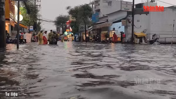 [Video] Thành phố Hồ Chí Minh khuyến cáo không cố vượt vùng ngập, bảo đảm an toàn giao thông