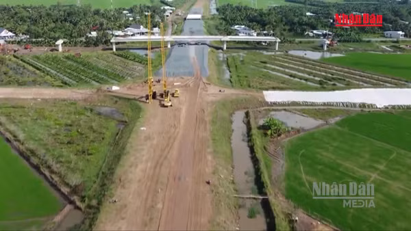 [Video] Cao tốc Mỹ Thuận - Cần Thơ hạn chế xe để thi công cầu vượt