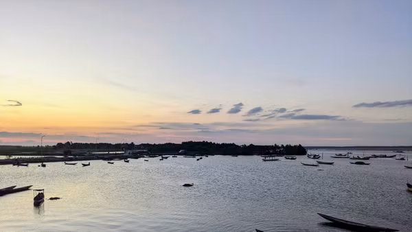 Những vòng sóng gợn giữa tà huy.