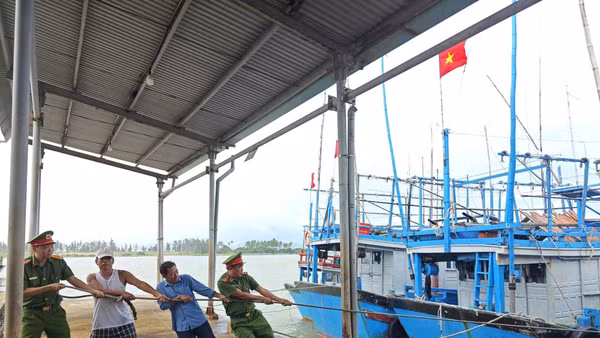 Các địa phương cần chủ động theo dõi chặt chẽ diễn biến thời tiết, hướng dẫn người dân đưa phương tiện vào nơi tránh trú ngay khi có yêu cầu. Ảnh: Đạt Đạt 