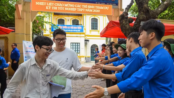 Lựa chọn cánh cửa nào để bước tiếp là những bài toán khó. Ảnh: Thế Đại