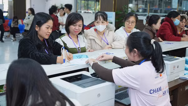 Phụ nữ yếu thế được tầm soát ung thư trong Chạm sẻ chia Trao hy vọng 2025. (Ảnh: Trang Quỳnh)