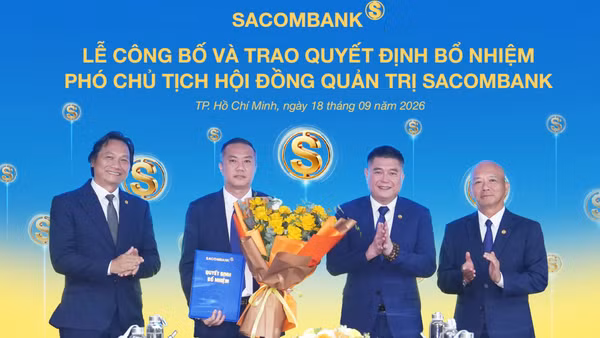 Hội đồng quản trị SACOMBANK chúc mừng ông Nguyễn Xuân Vũ (thứ 2 từ trái qua) nhận chức vụ Phó Chủ tịch Hội đồng quản trị. (Ảnh: THÚY HẰNG)