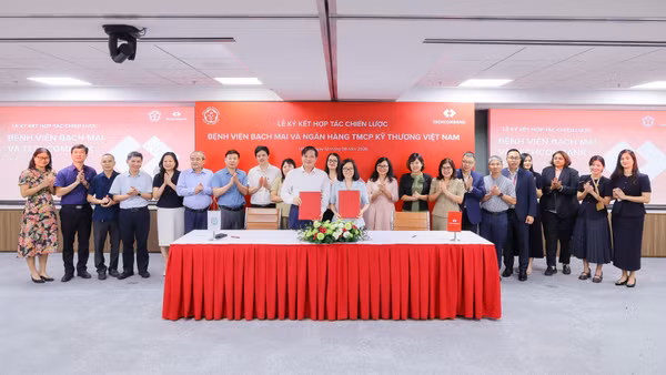 Phó Giáo sư, Tiến sĩ Đào Xuân Cơ, Giám đốc Bệnh viện Bạch Mai và bà Nguyễn Thu Lan, Phó Chủ tịch Hội đồng quản trị Techcombank thực hiện nghi thức ký kết Biên bản hợp tác. (Ảnh: THẾ ANH)