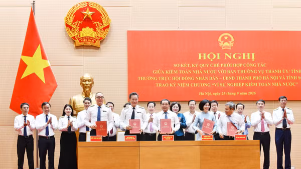 Ký Quy chế phối hợp giữa Kiểm toán nhà nước và thành phố Hà Nội. (Ảnh: Quỳnh Lan)