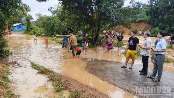 Lãnh đạo Ủy ban nhân dân xã Tà Đùng (Lâm Đồng) kiểm tra thực tế tại các khu vực ngập lụt. (Ảnh: CTV)