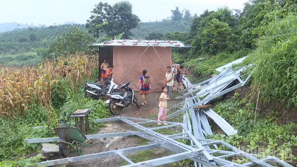 Một ngôi nhà tại thôn Đắk Snao, xã Quảng Sơn bị hư hỏng hoàn toàn do ảnh hưởng của sụt lún đất.