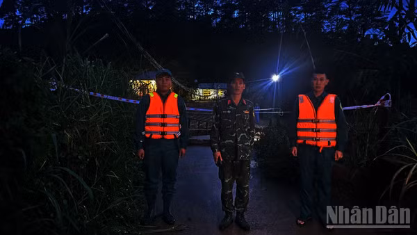 Lực lượng chức năng xã D'Ran triển khai các biện pháp bảo vệ, giăng dây cảnh báo, ngăn người dân qua lại khu vực cầu bị sập.