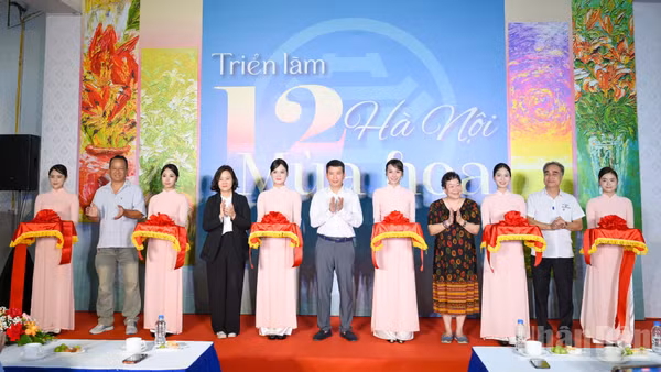 Các đại biểu thực hiện nghi thức cắt băng khai mạc triển lãm.
