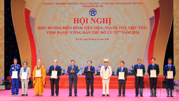 Bí thư Thành ủy Hà Nội Trần Đức Thắng và Phó Bí thư Thành ủy Hà Nội Nguyễn Văn Phong trao Bằng chứng nhận, vinh danh 9 "Công dân Thủ đô ưu tú" năm 2026. 