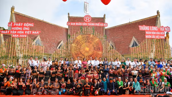 Các đại biểu, nghệ sĩ cùng người dân tại Lễ phát động.