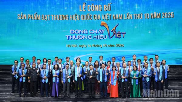 Đồng chí Lê Quốc Minh, Ủy viên Trung ương Đảng, Tổng Biên tập Báo Nhân Dân, Phó Trưởng Ban Tuyên giáo Trung ương, Chủ tịch Hội Nhà báo trao biểu trưng cho đại diện các doanh nghiệp được vinh danh tại Lễ công bố sản phẩm đạt Thương hiệu quốc gia Việt Nam lần thứ 10 năm 2026.