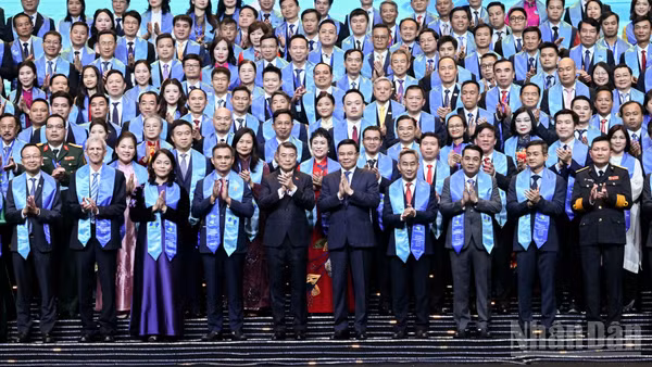 Thủ tướng Lê Minh Hưng với các doanh nghiệp được vinh danh sản phẩm đạt Thương hiệu quốc gia Việt Nam lần thứ 10 - năm 2026.