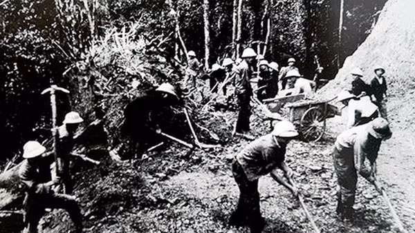 Đội thanh niên xung phong 25 sửa Đường 20 Quyết Thắng. Ảnh Tư liệu