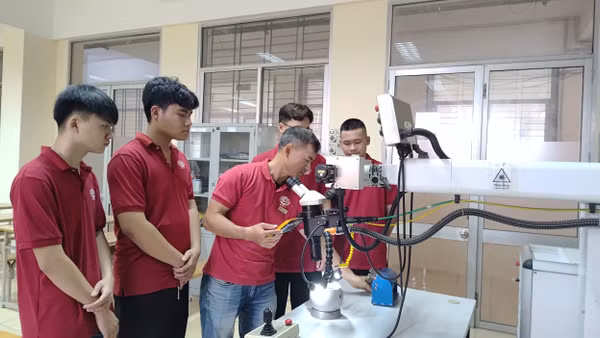 Nhân lực chất lượng cao là một trong những yếu tố quan trọng thu hút FDI. Ảnh: VĂN HỌC