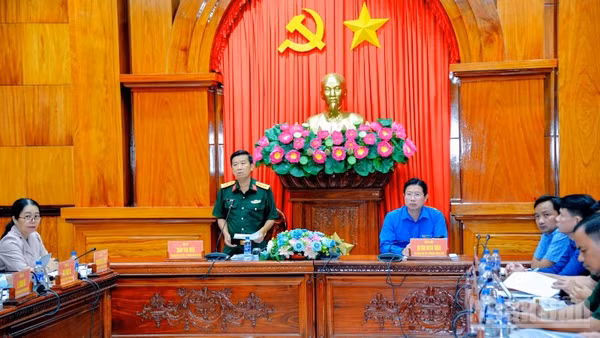 Đại tá Trần Văn Hiền, Phó Chính ủy Bộ Chỉ huy Quân sự tỉnh Đồng Tháp phát biểu tại buổi phát động chiến dịch. (Ảnh: Văn Thảo)