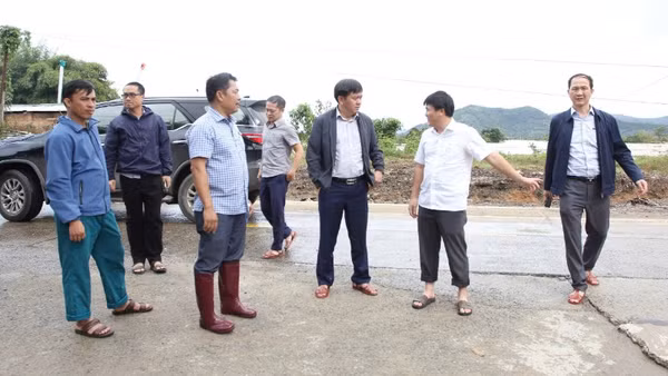 Giám đốc Sở Nông nghiệp và Môi trường tỉnh Đắk Lắk Nguyễn Minh Huấn (người đứng thứ 3 từ phải sang) và Đoàn công tác của Sở đã trực tiếp đi kiểm tra chỉ đạo công tác ứng phó với mưa lũ tại hai xã Yang Mao và xã Cư Pui bị ngập lụt nặng. 