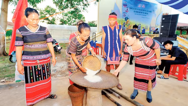 Đồng bào dân tộc Xtiêng ở xã Tân Hưng, tỉnh Đồng Nai giã gạo tại lễ mừng lúa mới.
