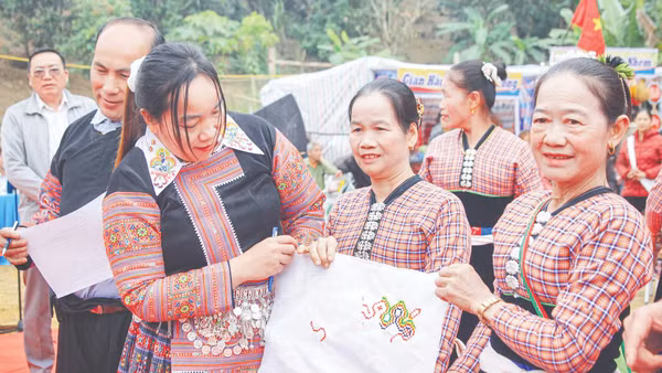 Chấm thi thêu hoa văn trên vải tại Lễ hội Tết cổ truyền dân tộc H'Mông ở xã Chiềng Sại, tỉnh Sơn La. (Ảnh: LÒ THÁI)