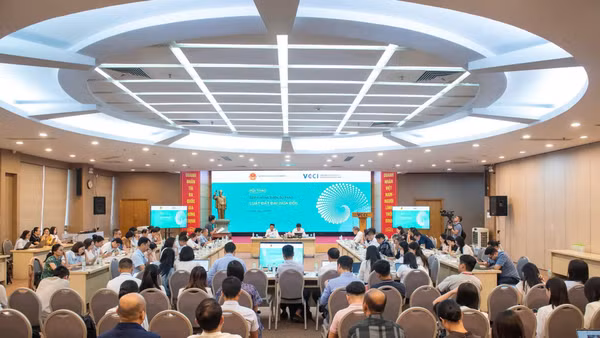 Liên đoàn Thương mại và Công nghiệp Việt Nam (VCCI) phối hợp Bộ Nông nghiệp và Môi trường tổ chức lấy ý kiến góp ý hoàn thiện Dự thảo Luật Đất đai (sửa đổi). Ảnh: Hữu Hùng