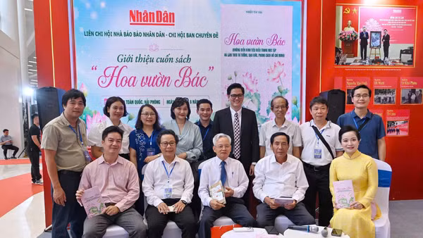 Các đại biểu dự Lễ giới thiệu cuốn sách "Hoa vườn Bác" do Liên Chi hội Nhà báo Báo Nhân Dân tổ chức trong khuôn khổ Hội Báo toàn quốc năm 2026 tại TP Hải Phòng.