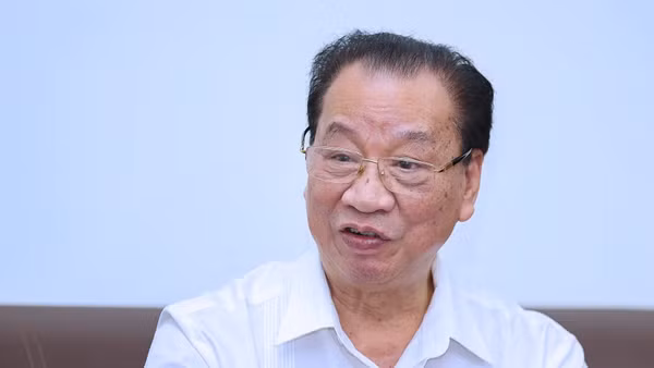 GS, TS Phùng Hữu Phú, nguyên Ủy viên Trung ương Đảng, nguyên Phó Chủ tịch Thường trực Hội đồng Lý luận Trung ương.