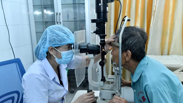 Khám bệnh cho người dân tuyến cơ sở tại Quảng Trị. Ảnh: Anh Sơn