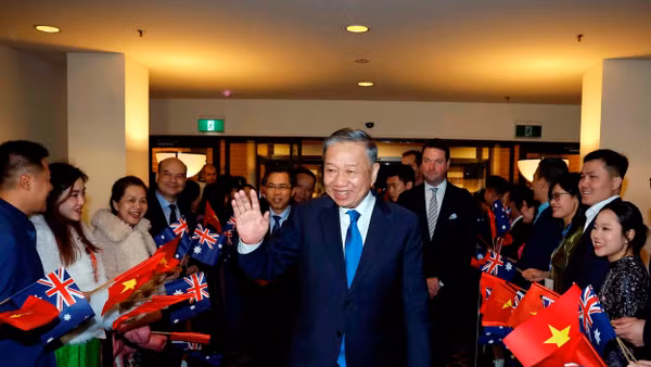Cán bộ, nhân viên Đại sứ quán, cộng đồng người Việt Nam tại Australia đón Tổng Bí thư, Chủ tịch nước Tô Lâm. Ảnh: Thống Nhất