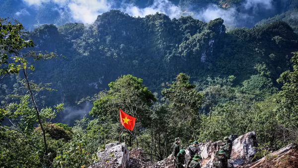 Đội tìm kiếm, quy tập hài cốt liệt sĩ tỉnh Tuyên Quang đang thực hiện khoan phá đá tại điểm cao 685 vào sáng 13/7/2026. Nơi đây nghi là một cửa hang bị pháo đánh sập và có khả năng vùi lấp bộ đội của chúng ta.